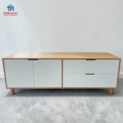 Kệ tivi MDF chân gỗ hiện đại màu trắng vân sồi thiết kế tối giản có hộc kéo và cánh mở tay nắm âm
