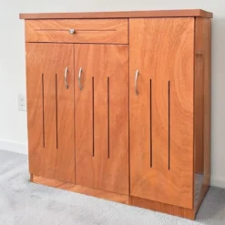 Tủ giày gỗ cao su 3 cánh phủ veneer nâu đỏ hiện đại có ngăn kéo tiện dụng