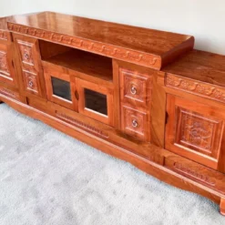 Kệ tivi cổ điển 2 cánh kính Gỗ Hương Đá Nội Thất Thịnh Phát đẹp