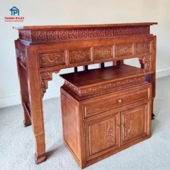 bàn thờ gỗ sồi góc trái chạm khắc hoa văn truyền thống kèm tủ cơm phòng thờ đẹp