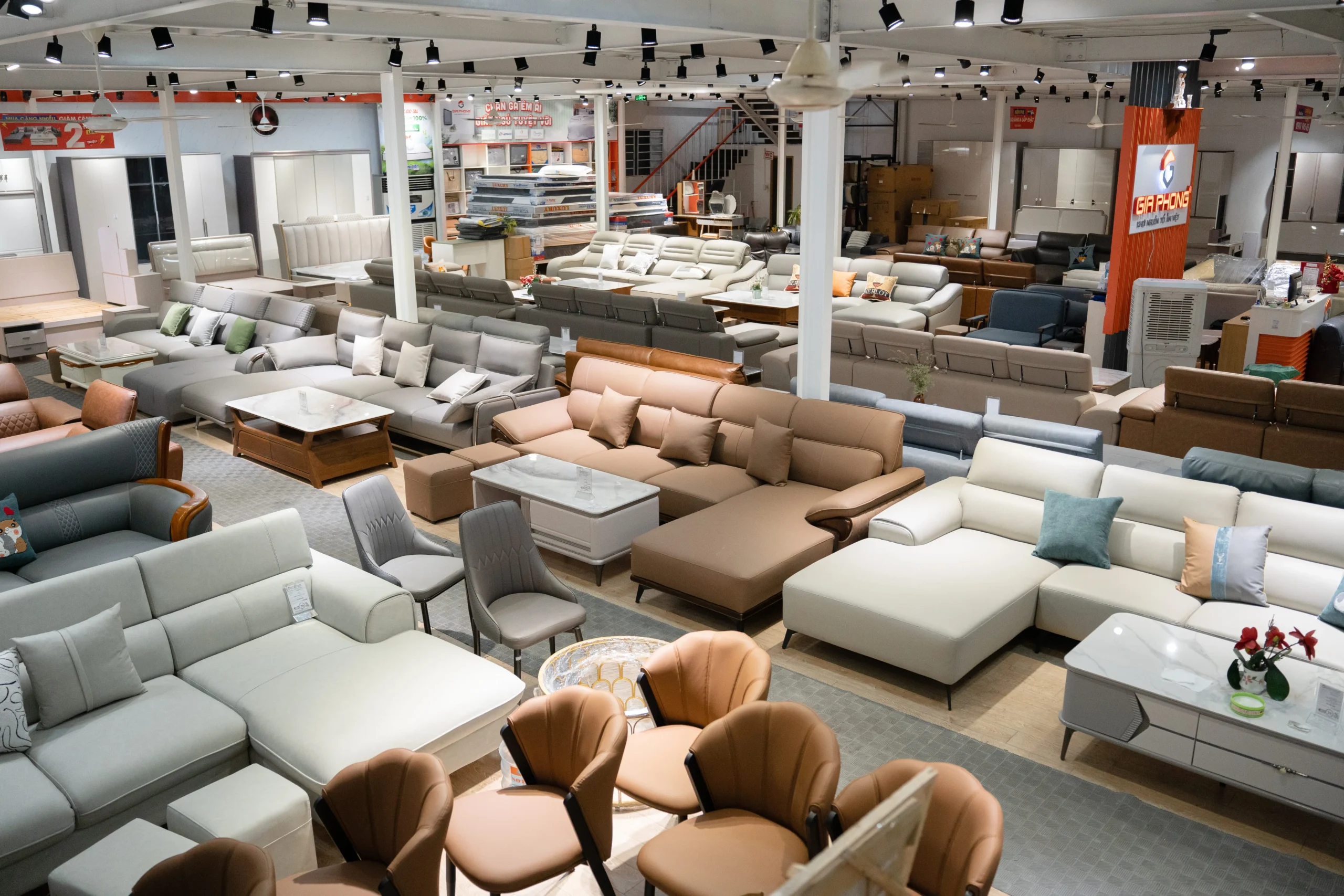Showroom nội thất Gia Phong trưng bày nhiều mẫu sofa phòng khách hiện đại với không gian rộng và đa dạng phong cách