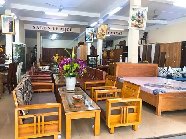 Cửa hàng nội thất gỗ Lê Mịch Đà Nẵng với bộ bàn ghế và giường ngủ gỗ tự nhiên trưng bày trong showroom