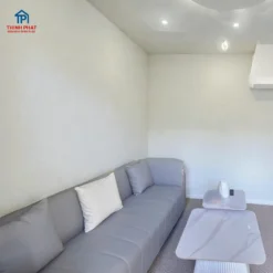 Sofa da ghi bo cong hiện đại cho căn hộ chung cư cao cấp