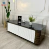 Bàn sofa chữ nhật 2 hộc trắng nan sọc mặt đen đặt cạnh sofa, phù hợp tham khảo trước khi chọn mua