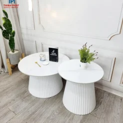 Ảnh chi tiết Bàn trà couple màu trắng chân trụ sọc cho khách xem dáng bàn và mặt bàn