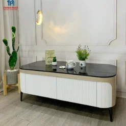 Góc chụp thực tế Bàn sofa đá đen thân trắng kẻ dọc với màu sắc và kiểu chân rõ nét tại Thịnh Phát Đà Nẵng