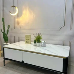 Bàn sofa đá trắng thân trắng đen thanh mảnh trong phối cảnh phòng khách hiện đại