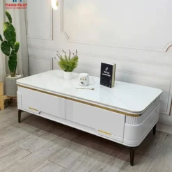 Bàn sofa đá trắng thân trắng viền vàng đặt cạnh sofa, phù hợp tham khảo trước khi chọn mua