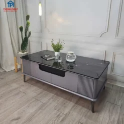 Bàn trà mặt đá đen xám hai hộc kéo đặt cạnh sofa, phù hợp tham khảo trước khi chọn mua