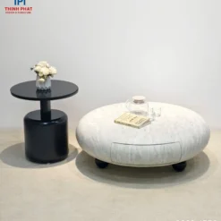 Bàn trà nấm trắng kèm bàn phụ đen đặt cạnh sofa, phù hợp tham khảo trước khi chọn mua
