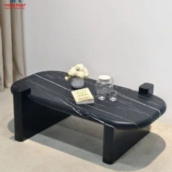 Góc chụp thực tế Bàn trà oval đá đen chân vòng dày với màu sắc và kiểu chân rõ nét