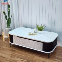 Bàn trà sofa trắng bo góc một ngăn kéo vân sọc đặt cạnh sofa, phù hợp tham khảo trước khi chọn mua