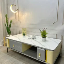 Bàn sofa trắng vàng hộc trơn mặt đá sáng trong phối cảnh phòng khách hiện đại tại Đà Nẵng