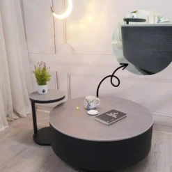Bàn trà tròn hồng xám kèm bàn phụ đen đặt cạnh sofa, phù hợp tham khảo trước khi chọn mua