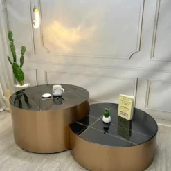 Bàn sofa tròn mẹ bồng con màu vàng đồng trong phối cảnh phòng khách hiện đại tại Thịnh Phát Đà Nẵng