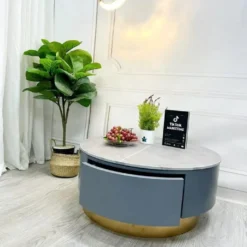 Bàn sofa tròn xanh xám mặt trắng viền vàng đặt cạnh sofa, phù hợp tham khảo trước khi chọn mua đến showroom 466-472 để được tư vấn.