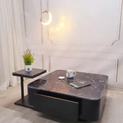Bàn trà vuông đá nâu kèm bàn phụ đen đặt cạnh sofa, phù hợp tham khảo trước khi chọn mua