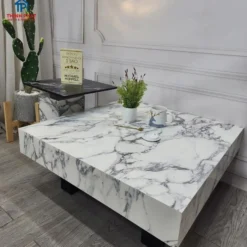 Bàn trà vuông đá trắng vân mây nguyên khối đặt cạnh sofa, phù hợp tham khảo trước khi chọn mua