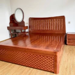 Giường gỗ Cẩm mẫu hộp mặt phản màu cánh dán ảnh góc phải tại nhà khàng hàng Nội thất Thịnh Phát