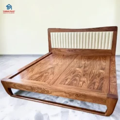 Giường gỗ Hương Xám mẫu be đầu bọc nệm ảnh góc phải tại Showroom Thịnh Phát Đà Nẵng