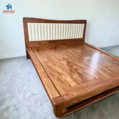 Giường gỗ Hương Xám mẫu be đầu bọc nệm ảnh góc trái tại Thịnh Phát Đà Nẵng