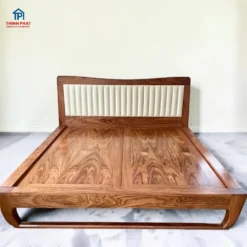 Giường gỗ Hương Xám mẫu be đầu bọc nệm ảnh trực diện tại nội thất Thịnh Phát Đà Nẵng