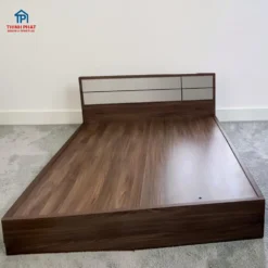 Giường gỗ MDF ko ngăn kéo đầu bo vuông màu óc chó sang trọng