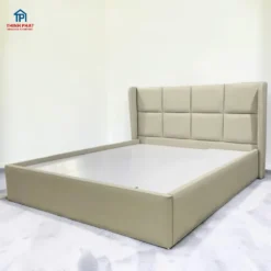 Giường gỗ tự nhiên bọc da Silicon tẩy mực ảnh góc phải tại Showroom Nội thất Thịnh Phát Đà Nẵng